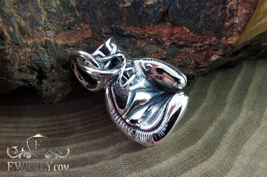 Silver pendant in the shape of a boxing glove, фото